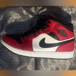 Air Jordan 1 Mid GS 'Chicago Black Toe'